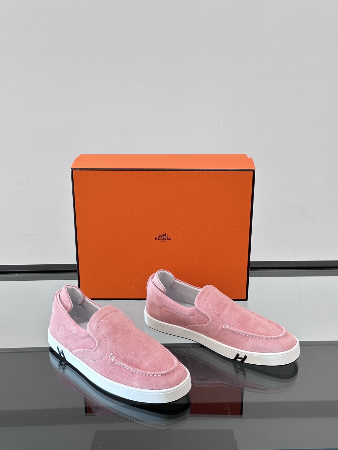 H爱马仕Kiddy免系带运动鞋 👟！牛仔布和麂皮山羊皮免系带运动鞋，饰有标志性“H”细节。设计简约流畅，