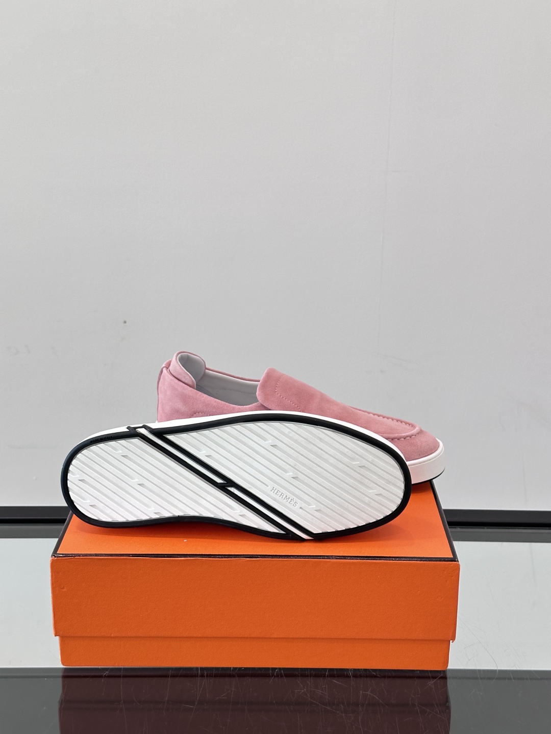 H爱马仕Kiddy免系带运动鞋 👟！牛仔布和麂皮山羊皮免系带运动鞋，饰有标志性“H”细节。设计简约流畅，