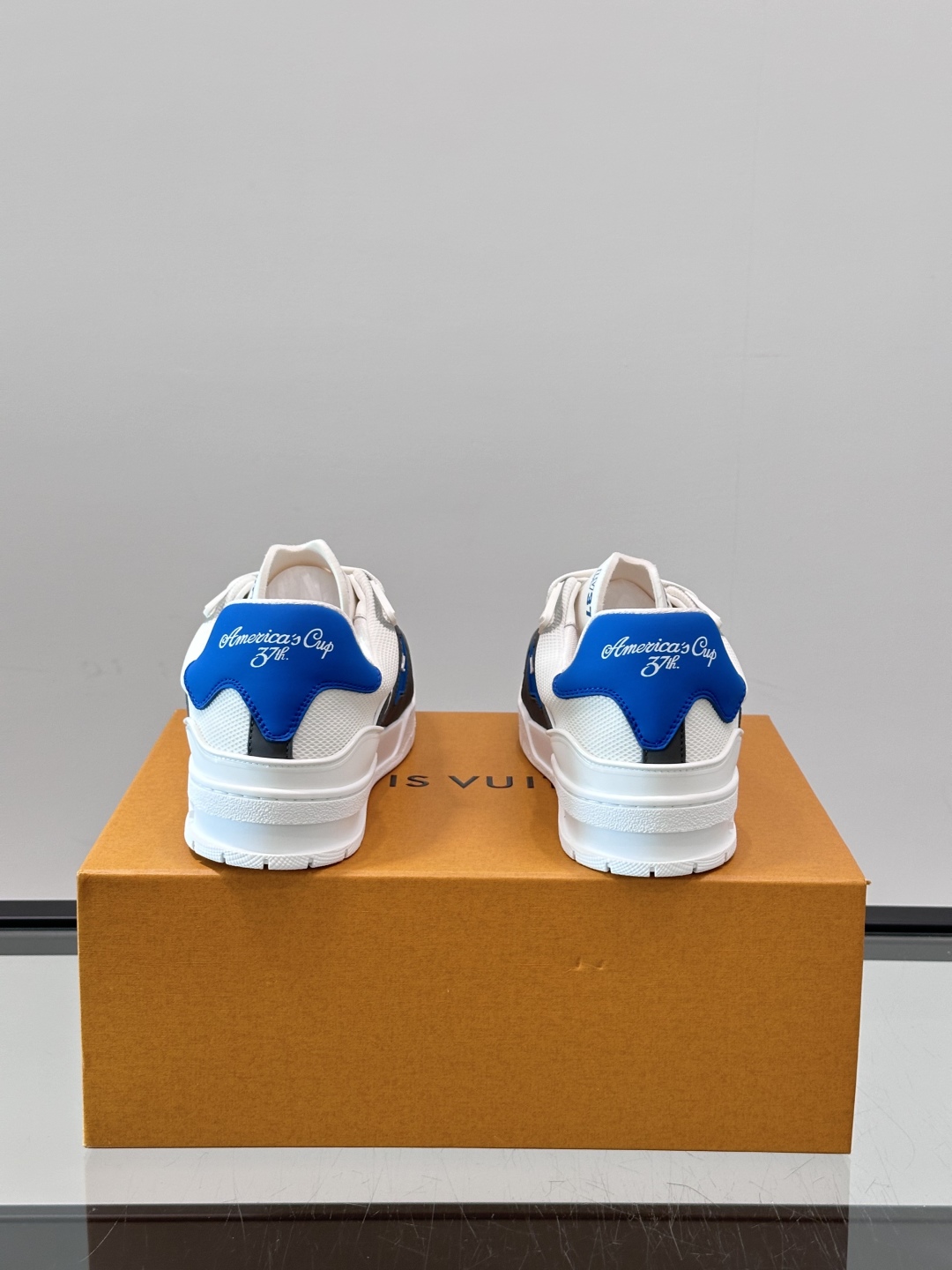 驴家 新配色 情侣款trainer运动鞋，本款 LV Trainer 运动鞋取材柔软粒面小牛皮，呈现纯净
