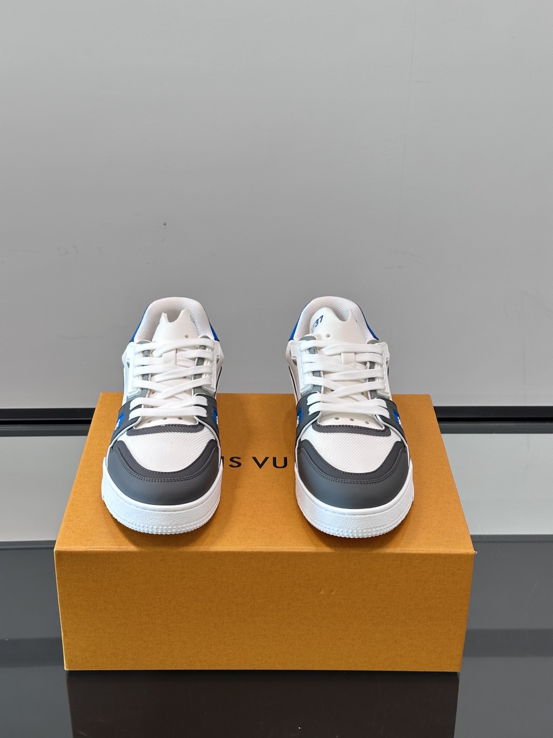 驴家 新配色 情侣款trainer运动鞋，本款 LV Trainer 运动鞋取材柔软粒面小牛皮，呈现纯净