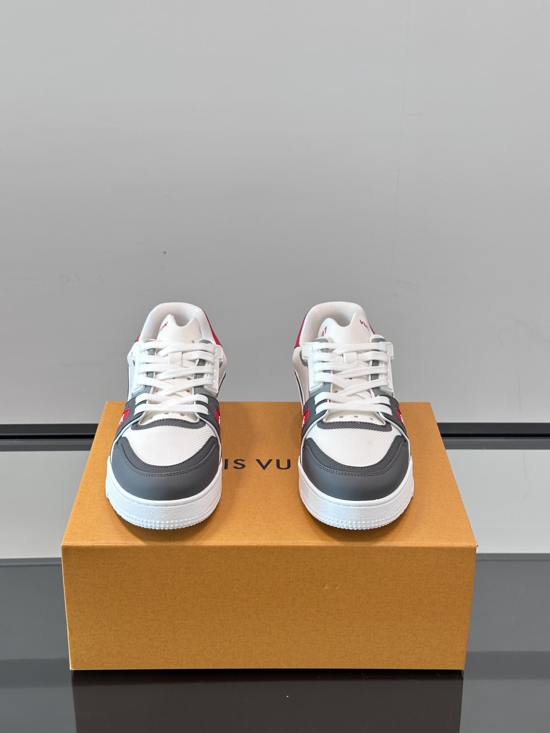 驴家 新配色 情侣款trainer运动鞋，本款 LV Trainer 运动鞋取材柔软粒面小牛皮，呈现纯净