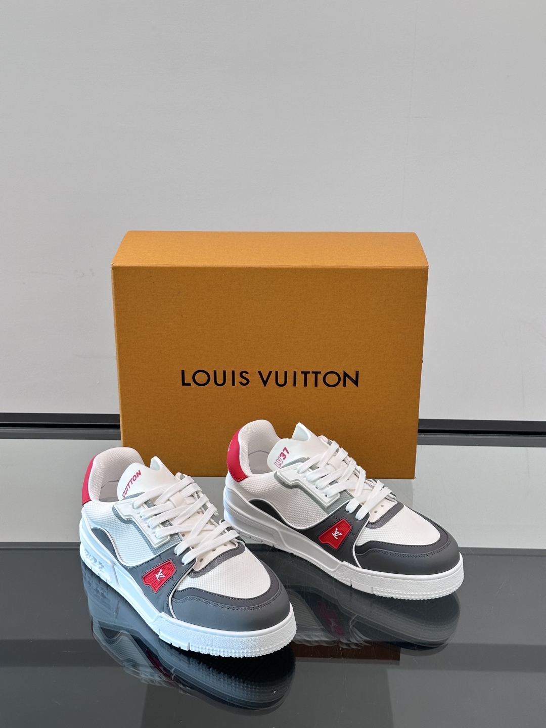 驴家 新配色 情侣款trainer运动鞋，本款 LV Trainer 运动鞋取材柔软粒面小牛皮，呈现纯净