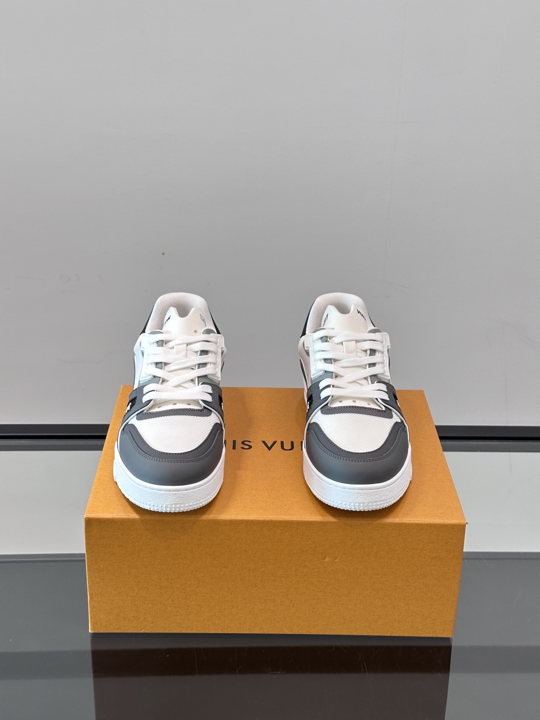 驴家 新配色 情侣款trainer运动鞋，本款 LV Trainer 运动鞋取材柔软粒面小牛皮，呈现纯净