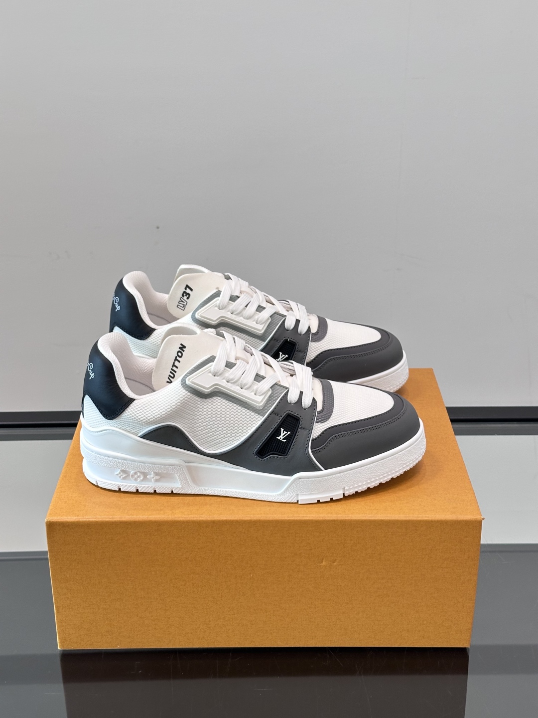 驴家 新配色 情侣款trainer运动鞋，本款 LV Trainer 运动鞋取材柔软粒面小牛皮，呈现纯净