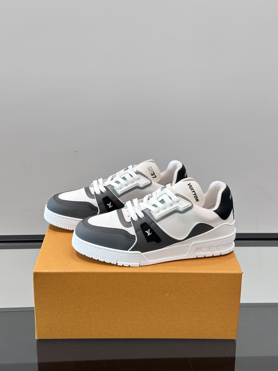 驴家 新配色 情侣款trainer运动鞋，本款 LV Trainer 运动鞋取材柔软粒面小牛皮，呈现纯净