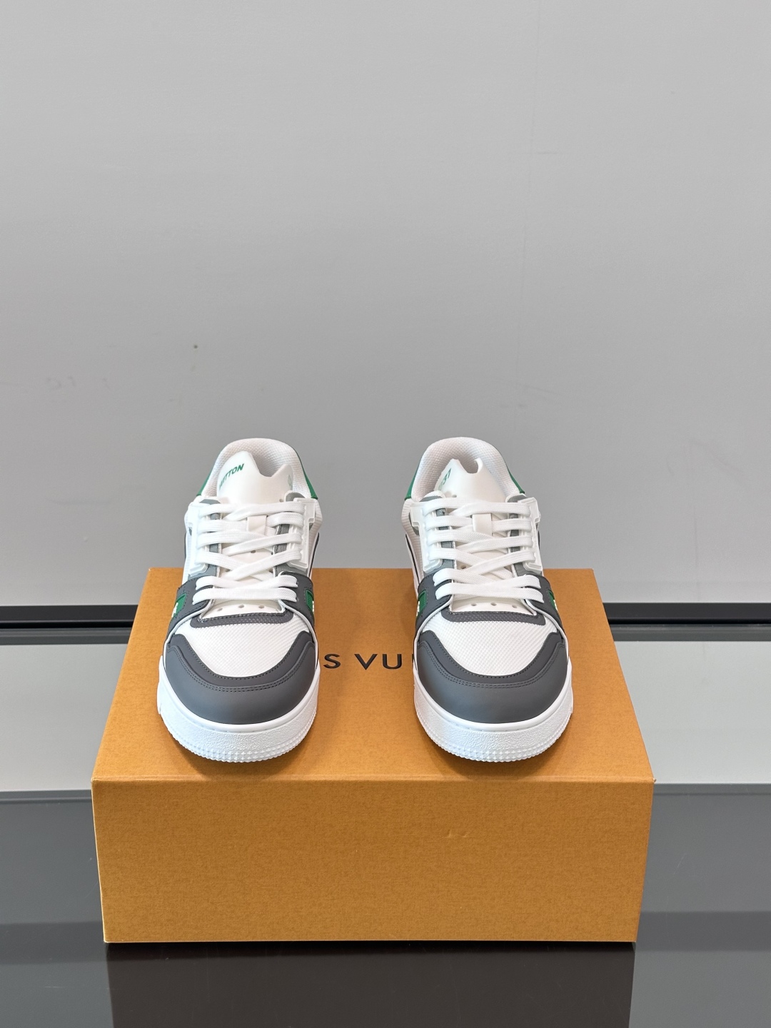 驴家 新配色 情侣款trainer运动鞋，本款 LV Trainer 运动鞋取材柔软粒面小牛皮，呈现纯净