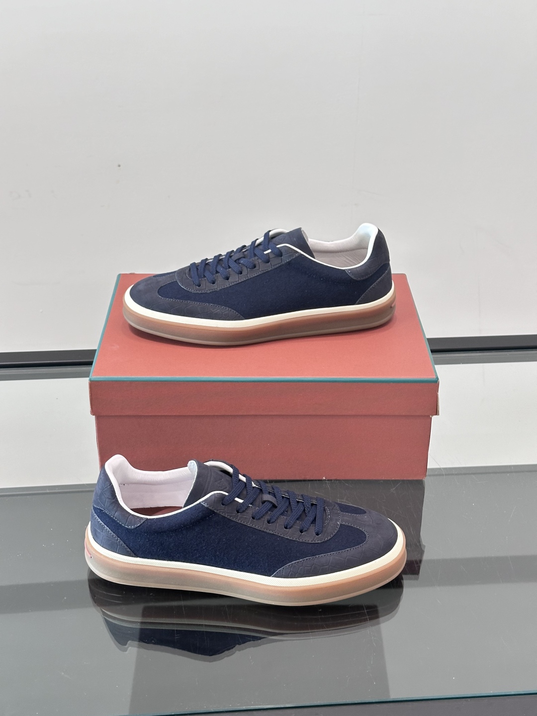 LoroPiana/诺悠翩雅 WeekendWalk情侣款👫新款运动鞋，采用麂皮面料，鞋面绒面革嵌片和内