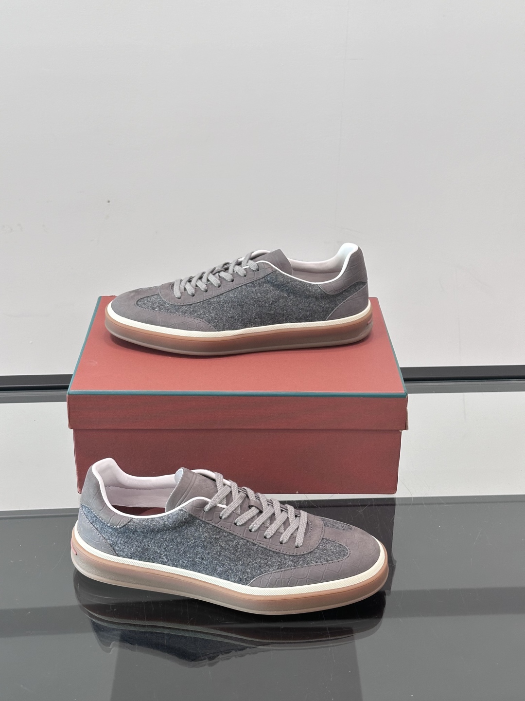 LoroPiana/诺悠翩雅 WeekendWalk情侣款👫新款运动鞋，采用麂皮面料，鞋面绒面革嵌片和内
