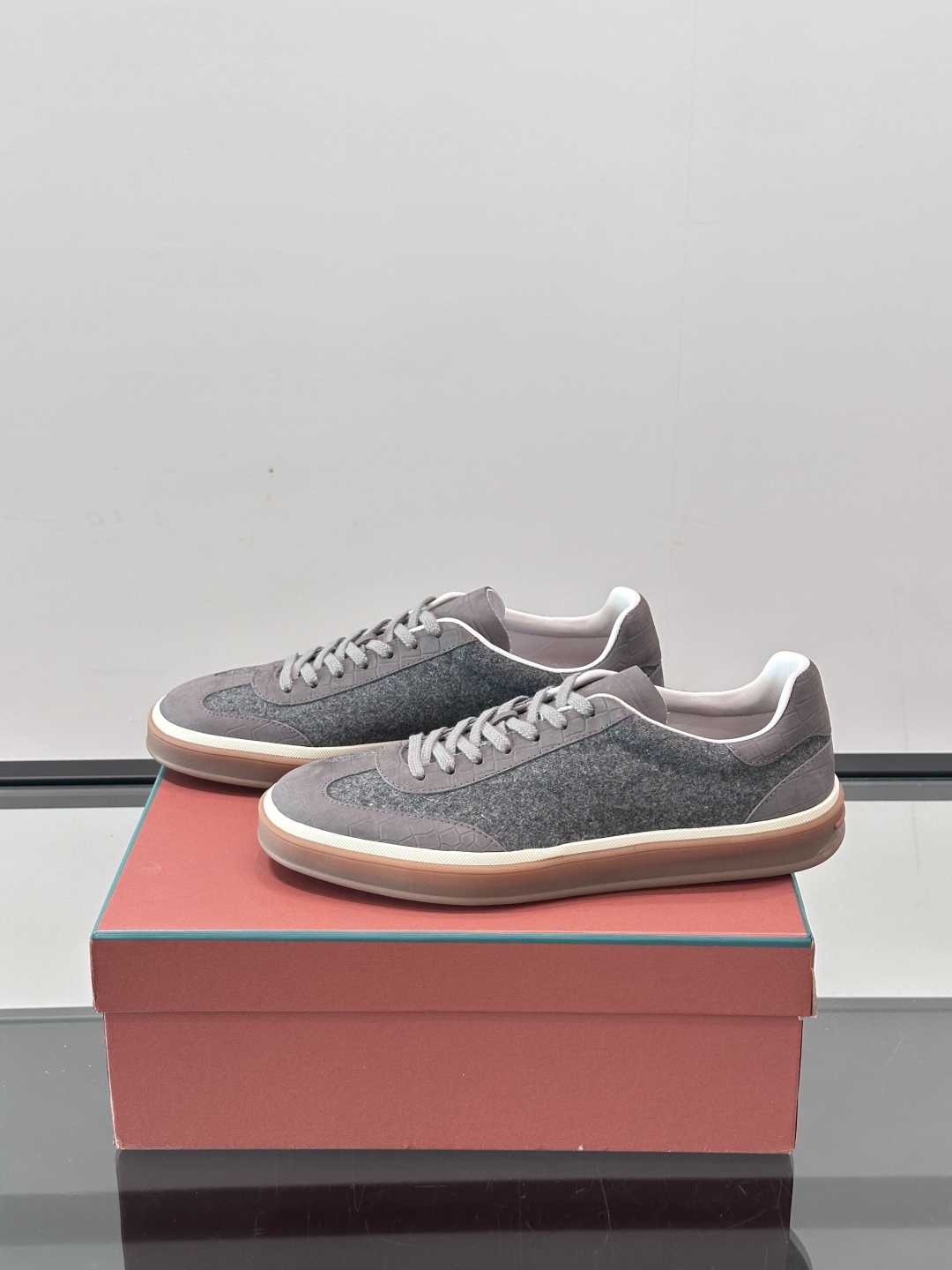 LoroPiana/诺悠翩雅 WeekendWalk情侣款👫新款运动鞋，采用麂皮面料，鞋面绒面革嵌片和内