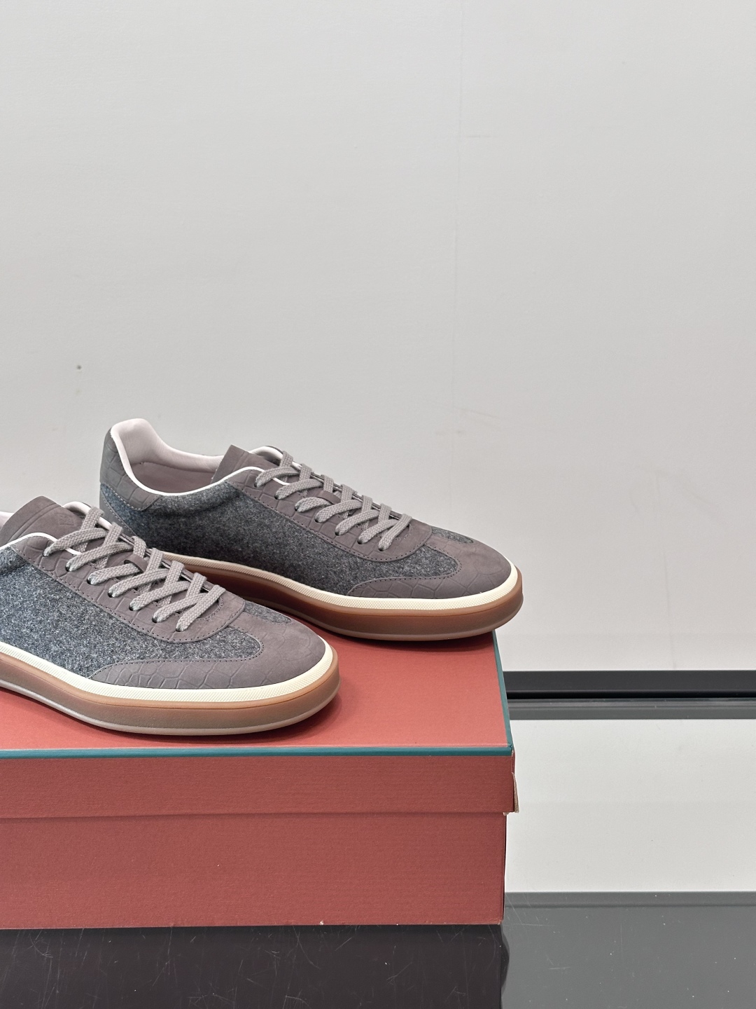 LoroPiana/诺悠翩雅 WeekendWalk情侣款👫新款运动鞋，采用麂皮面料，鞋面绒面革嵌片和内