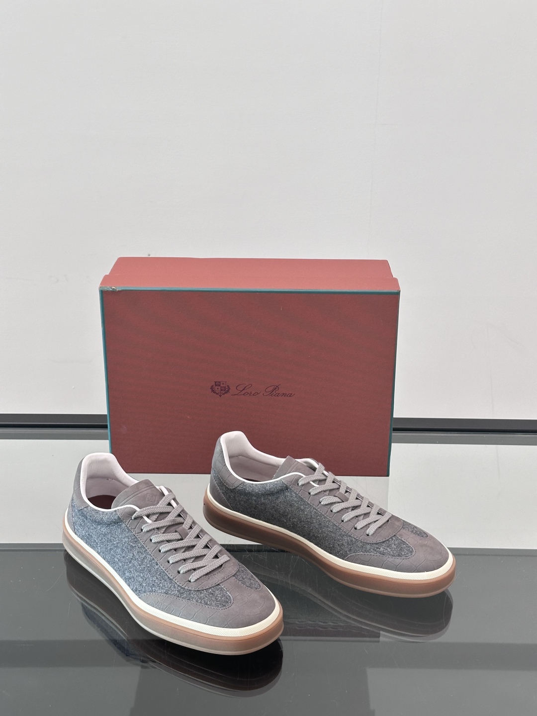 LoroPiana/诺悠翩雅 WeekendWalk情侣款👫新款运动鞋，采用麂皮面料，鞋面绒面革嵌片和内