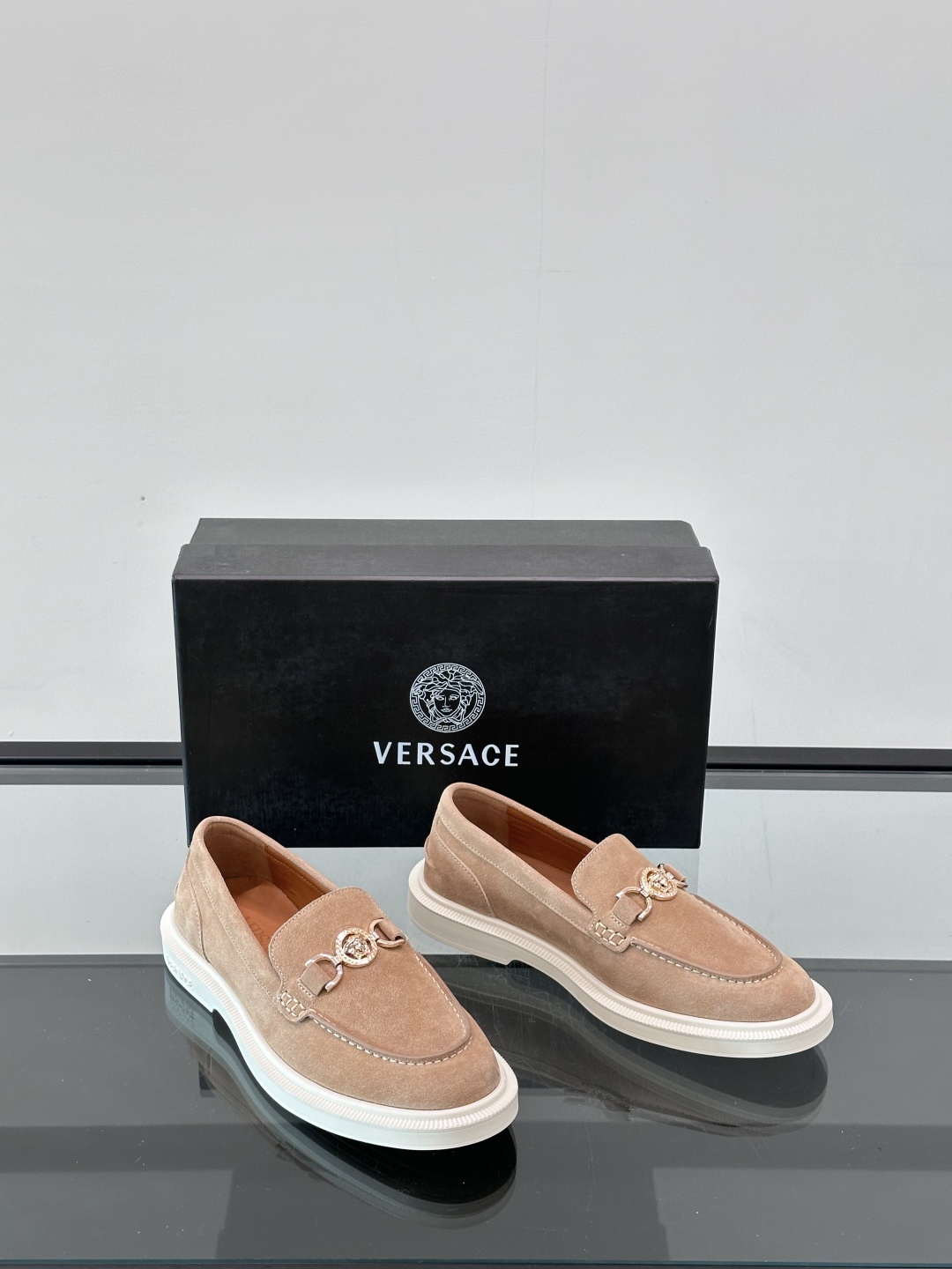 VERSACE范思哲2025新款时尚休闲运动男鞋👞！进口麂皮革的材质不仅触感柔软，还散发着低调的魅力。内