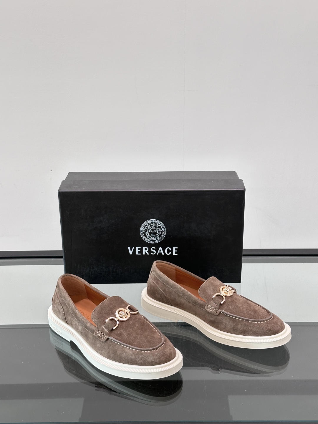 VERSACE范思哲2025新款时尚休闲运动男鞋👞！进口麂皮革的材质不仅触感柔软，还散发着低调的魅力。内