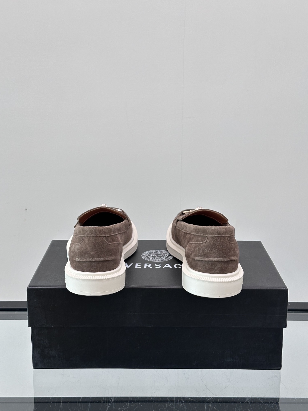 VERSACE范思哲2025新款时尚休闲运动男鞋👞！进口麂皮革的材质不仅触感柔软，还散发着低调的魅力。内