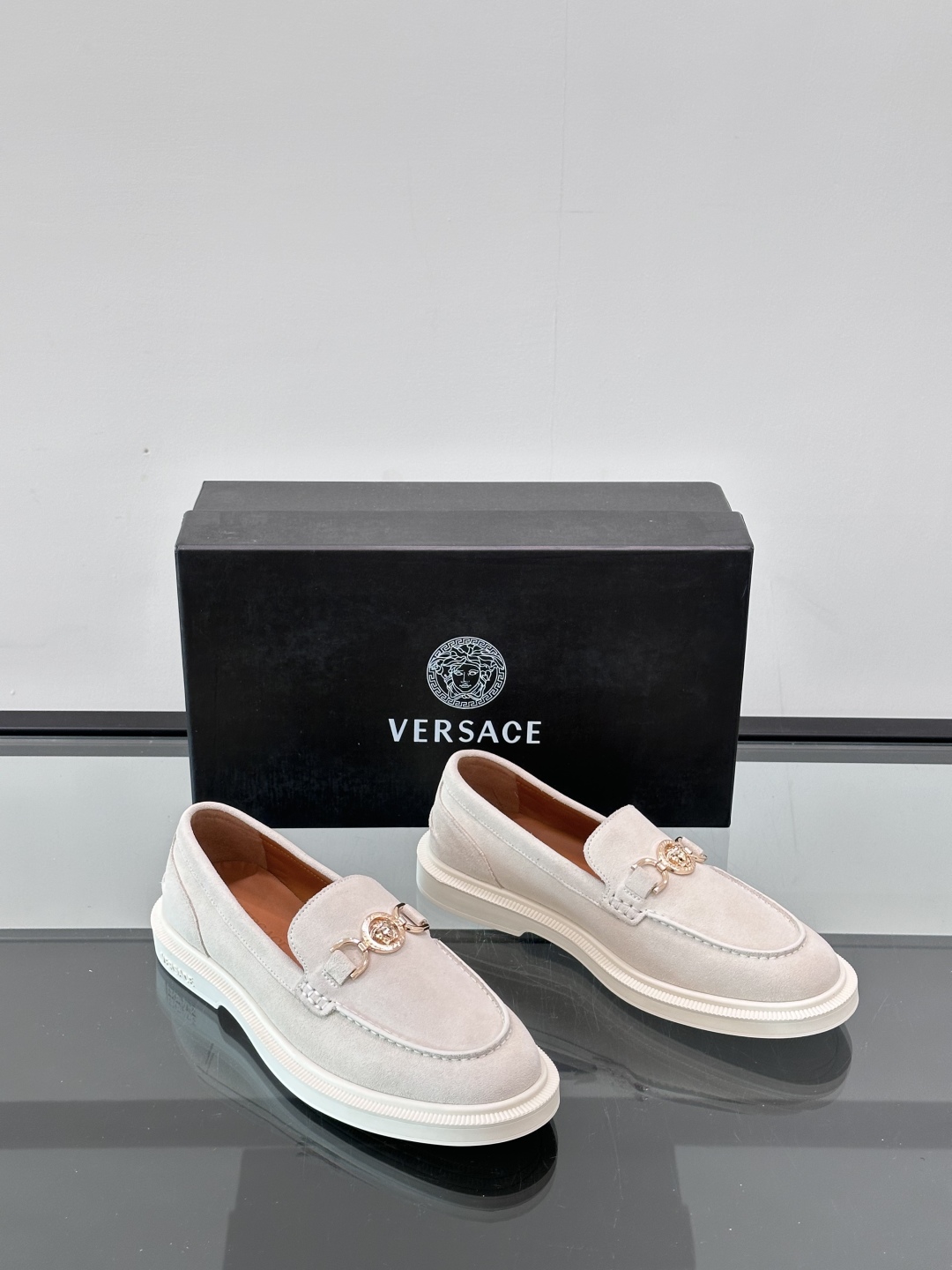 VERSACE范思哲2025新款时尚休闲运动男鞋👞！进口麂皮革的材质不仅触感柔软，还散发着低调的魅力。内