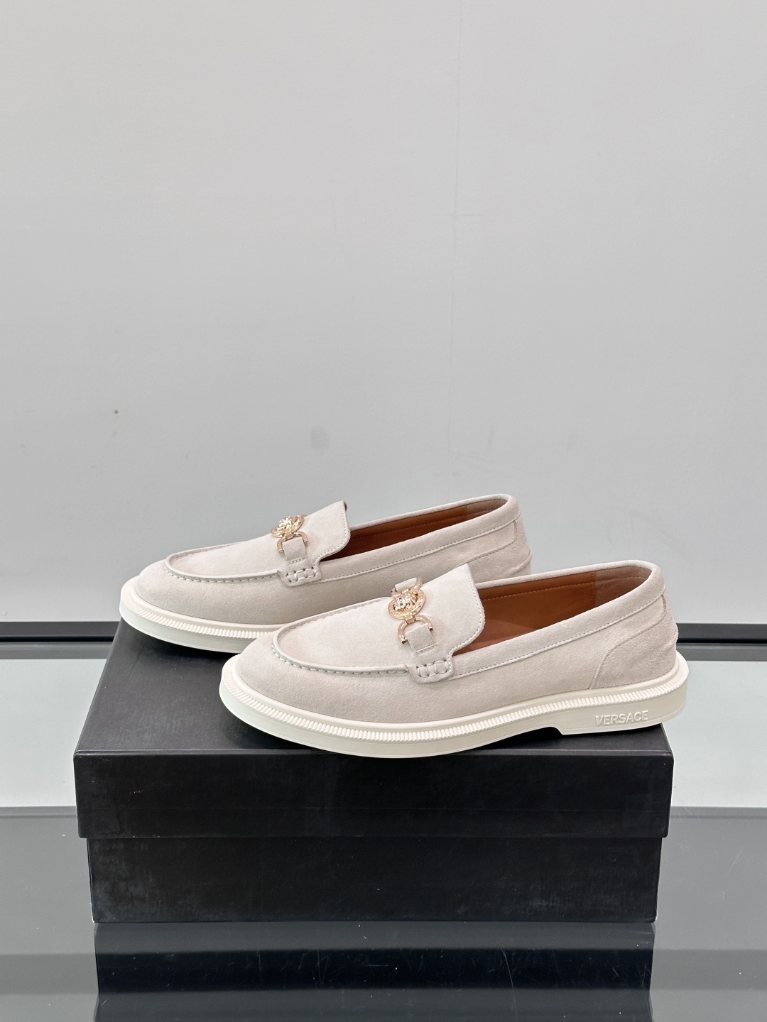 VERSACE范思哲2025新款时尚休闲运动男鞋👞！进口麂皮革的材质不仅触感柔软，还散发着低调的魅力。内