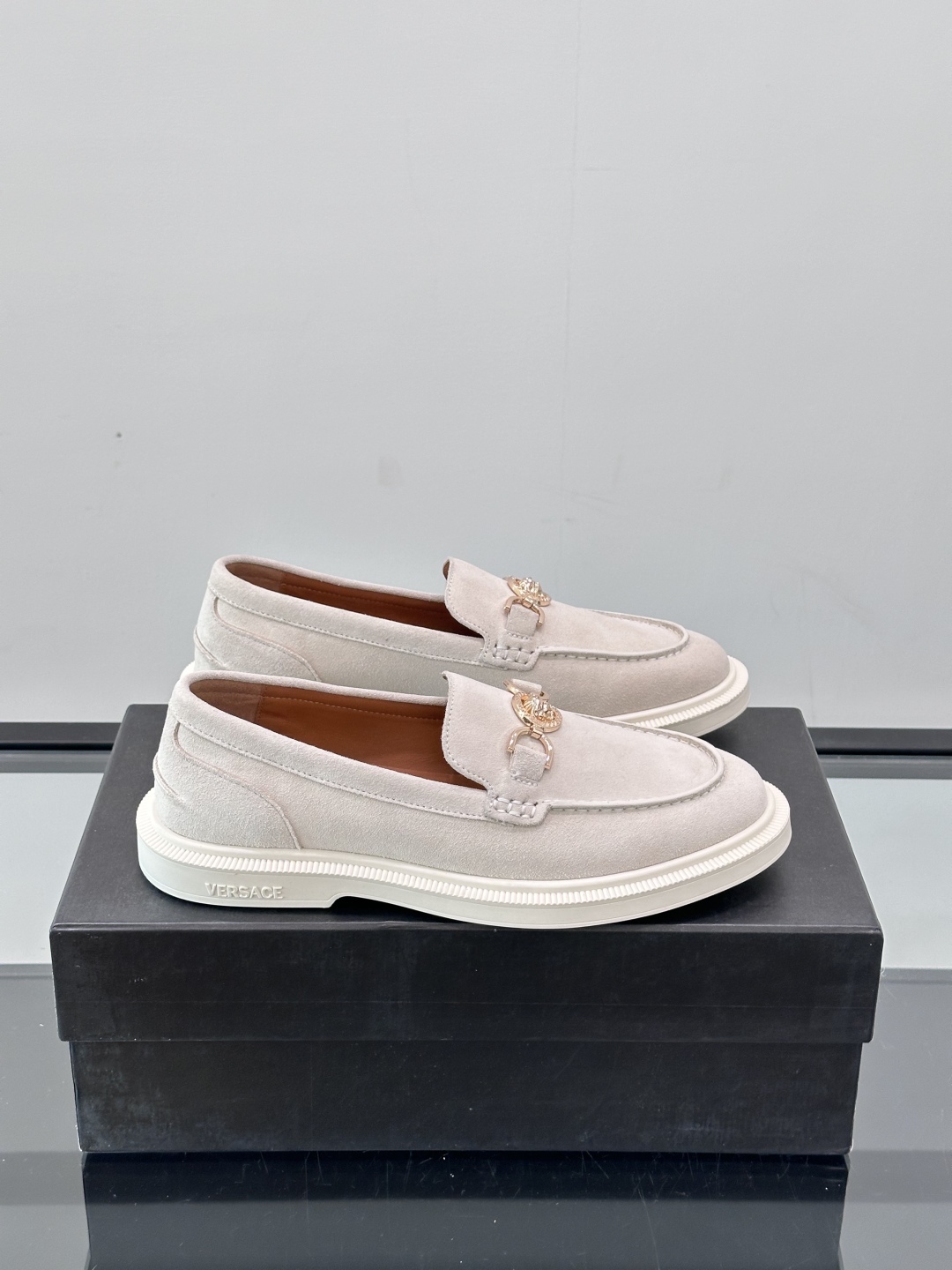 VERSACE范思哲2025新款时尚休闲运动男鞋👞！进口麂皮革的材质不仅触感柔软，还散发着低调的魅力。内