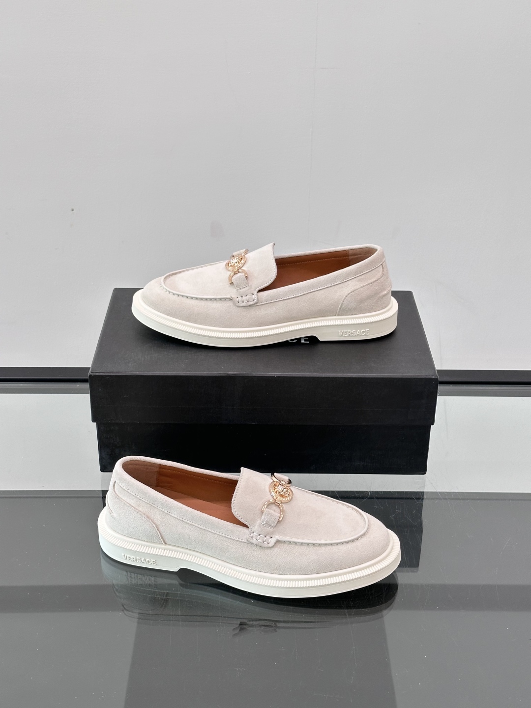 VERSACE范思哲2025新款时尚休闲运动男鞋👞！进口麂皮革的材质不仅触感柔软，还散发着低调的魅力。内