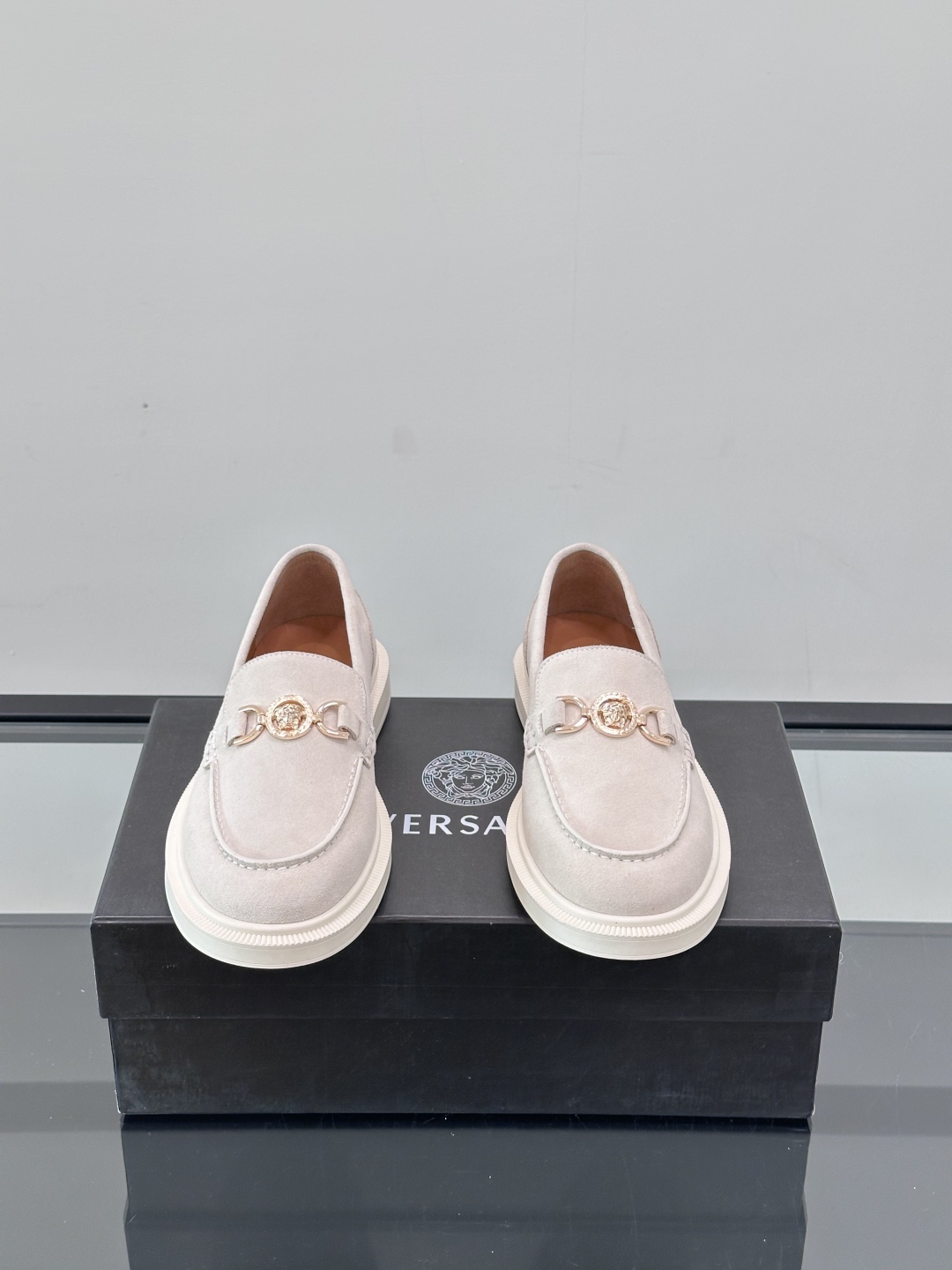 VERSACE范思哲2025新款时尚休闲运动男鞋👞！进口麂皮革的材质不仅触感柔软，还散发着低调的魅力。内