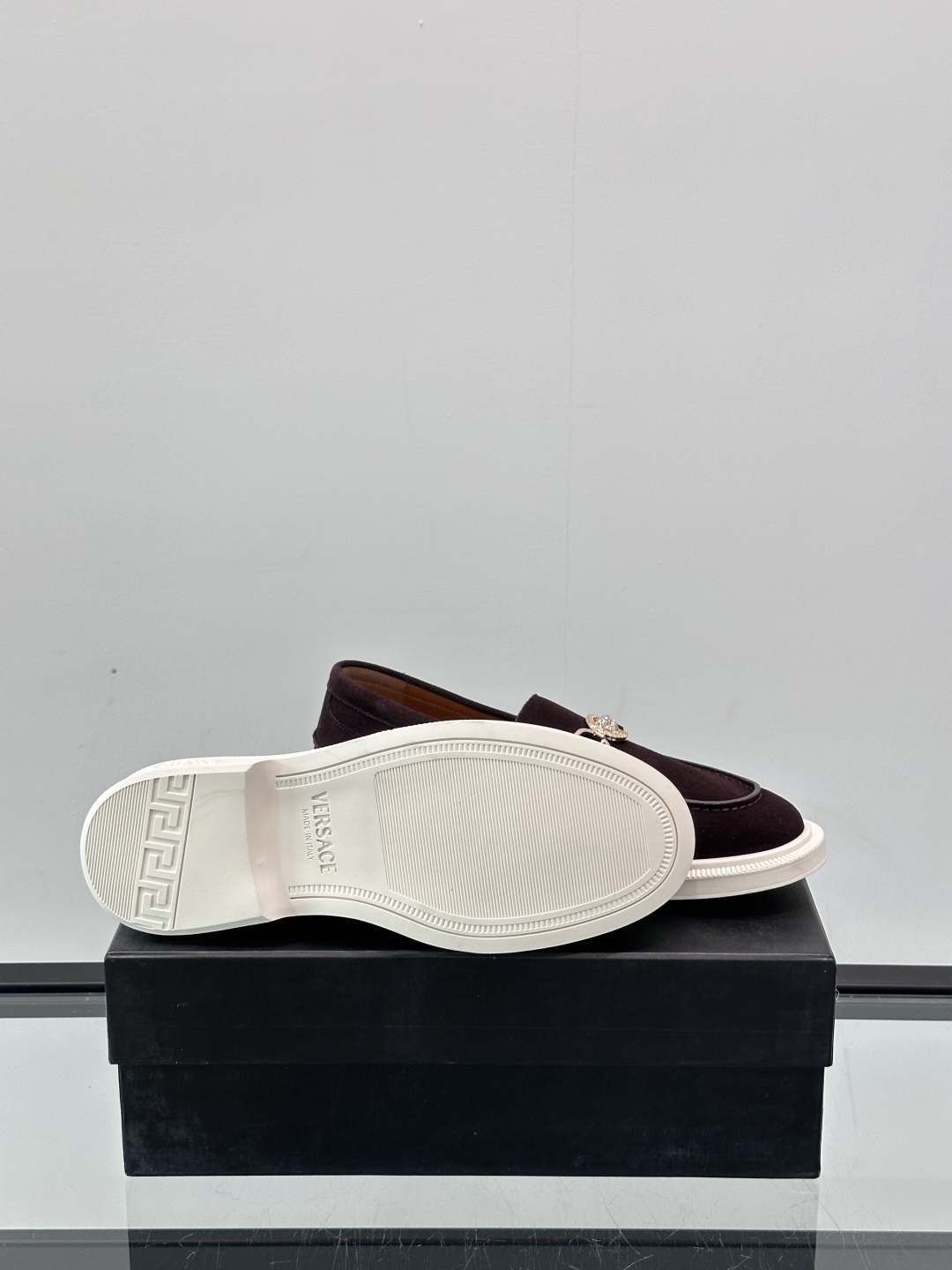 VERSACE范思哲2025新款时尚休闲运动男鞋👞！进口麂皮革的材质不仅触感柔软，还散发着低调的魅力。内