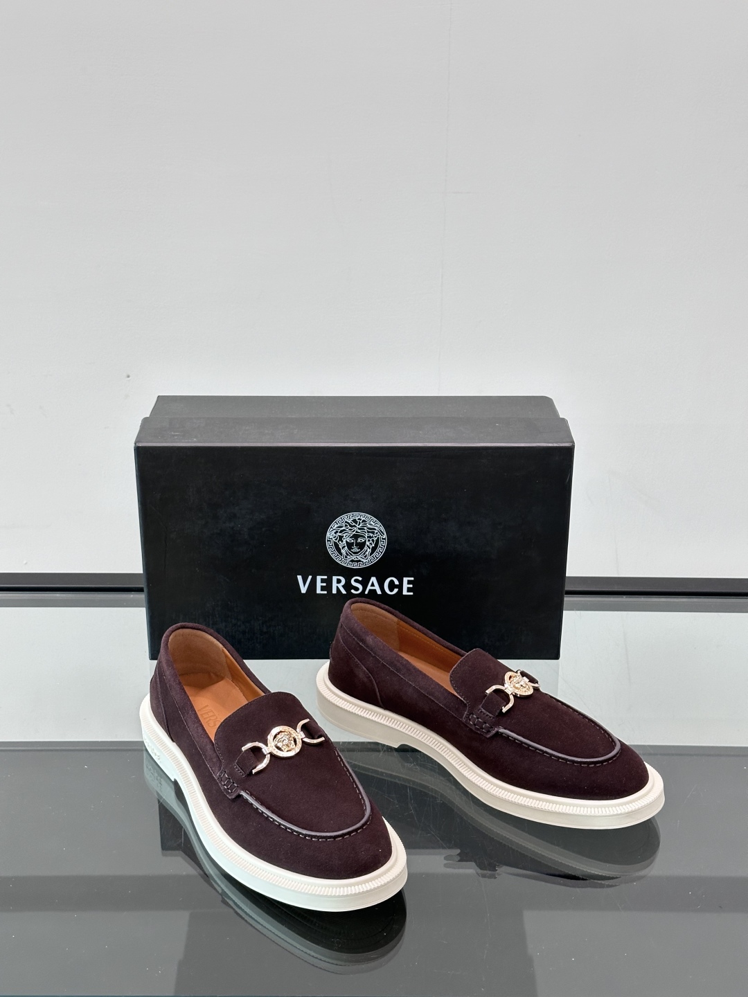 VERSACE范思哲2025新款时尚休闲运动男鞋👞！进口麂皮革的材质不仅触感柔软，还散发着低调的魅力。内