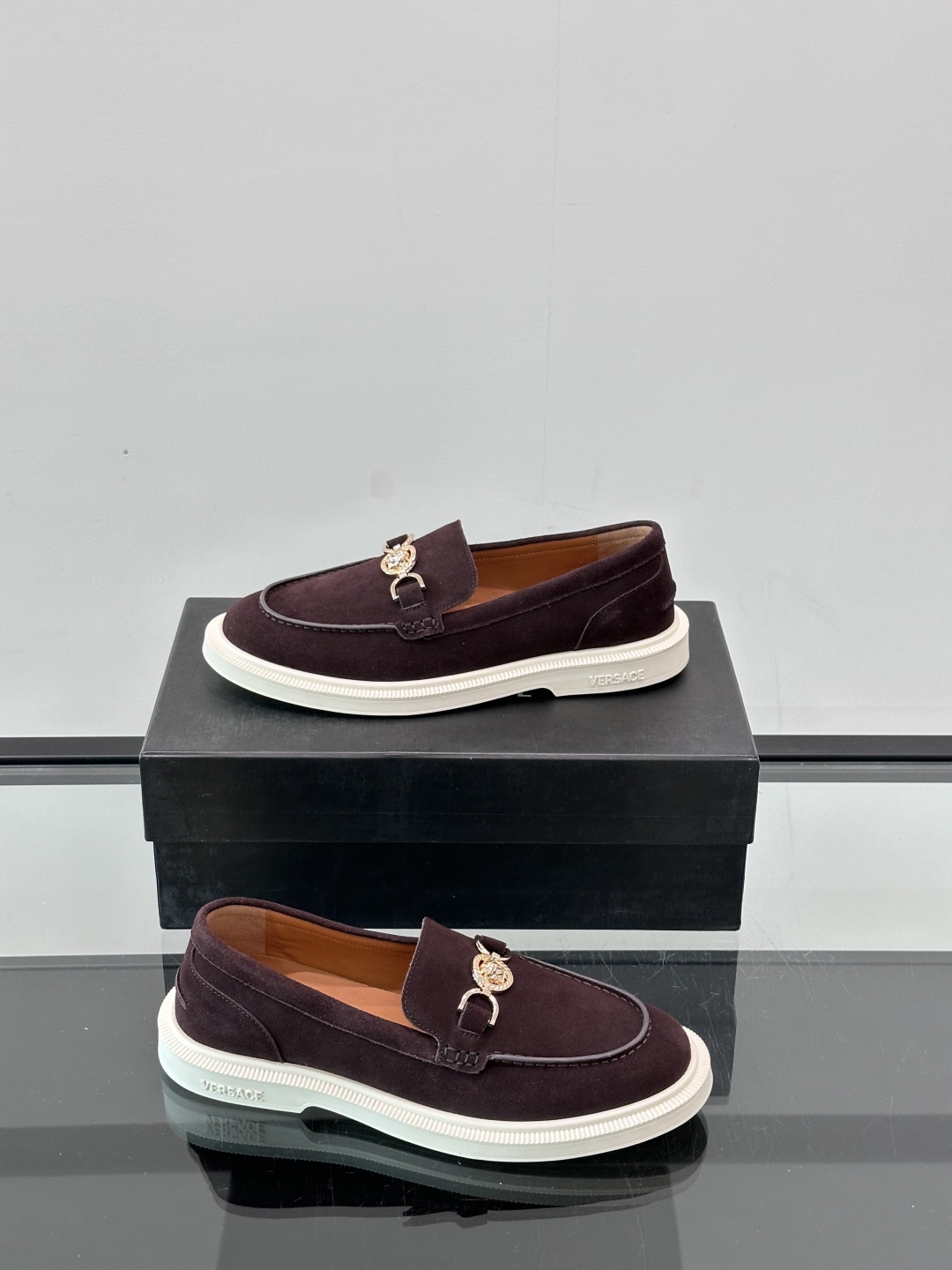 VERSACE范思哲2025新款时尚休闲运动男鞋👞！进口麂皮革的材质不仅触感柔软，还散发着低调的魅力。内