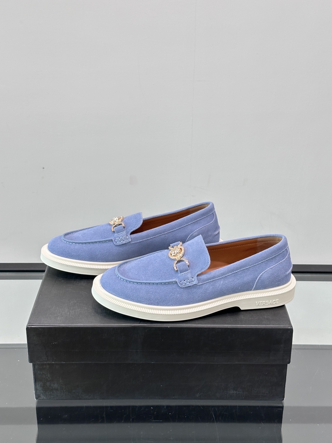 VERSACE范思哲2025新款时尚休闲运动男鞋👞！进口麂皮革的材质不仅触感柔软，还散发着低调的魅力。内