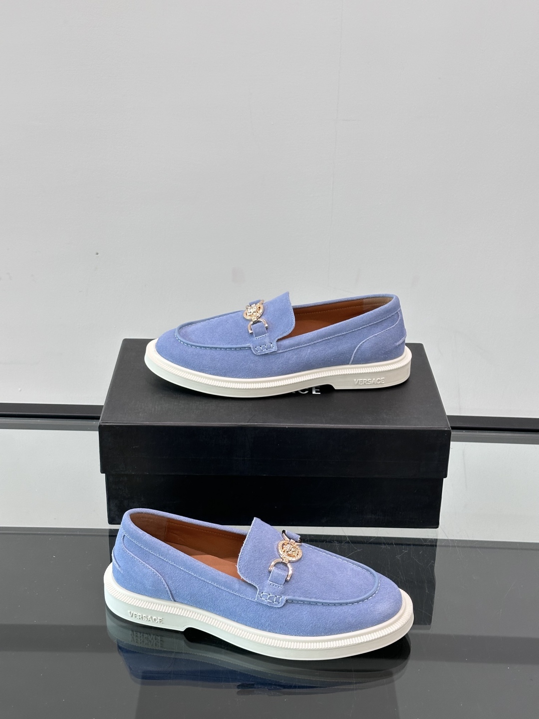 VERSACE范思哲2025新款时尚休闲运动男鞋👞！进口麂皮革的材质不仅触感柔软，还散发着低调的魅力。内