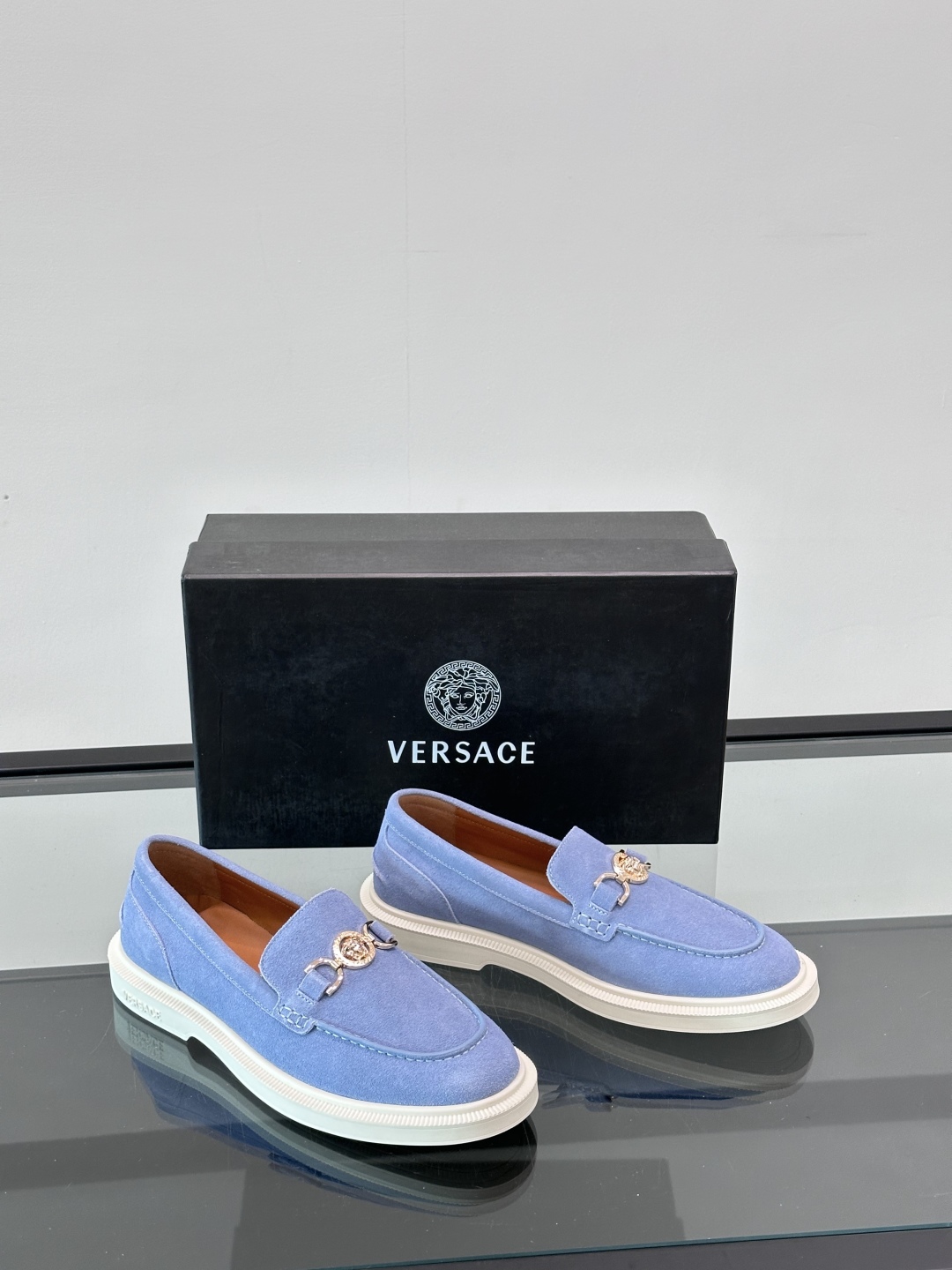 VERSACE范思哲2025新款时尚休闲运动男鞋👞！进口麂皮革的材质不仅触感柔软，还散发着低调的魅力。内