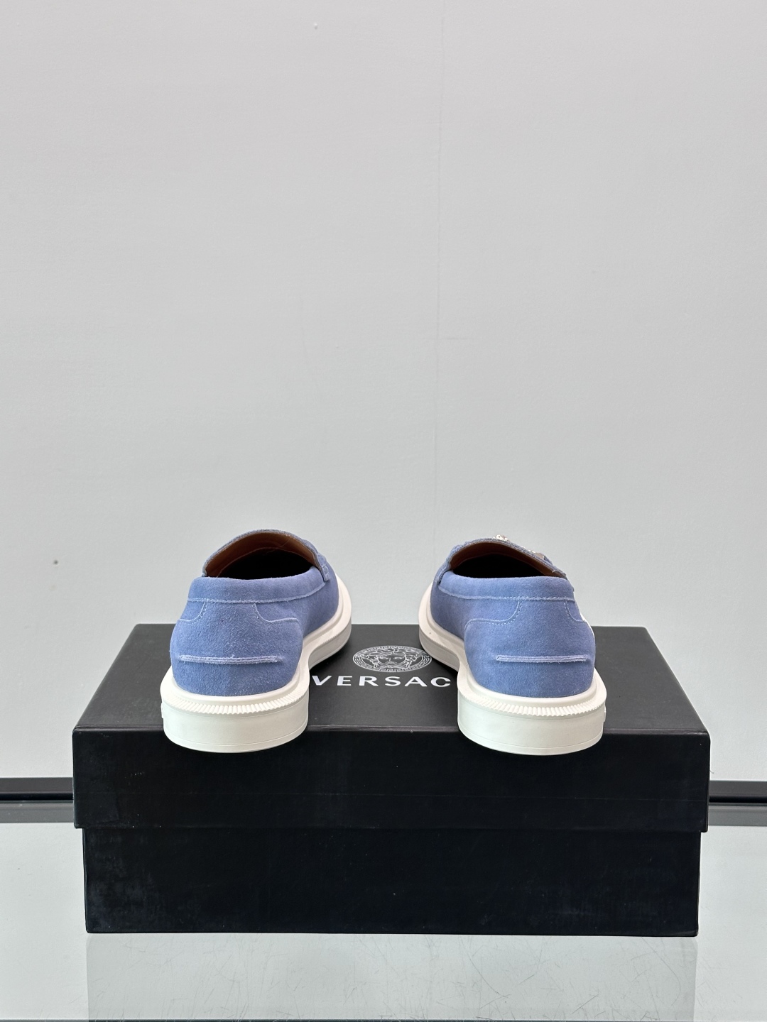 VERSACE范思哲2025新款时尚休闲运动男鞋👞！进口麂皮革的材质不仅触感柔软，还散发着低调的魅力。内