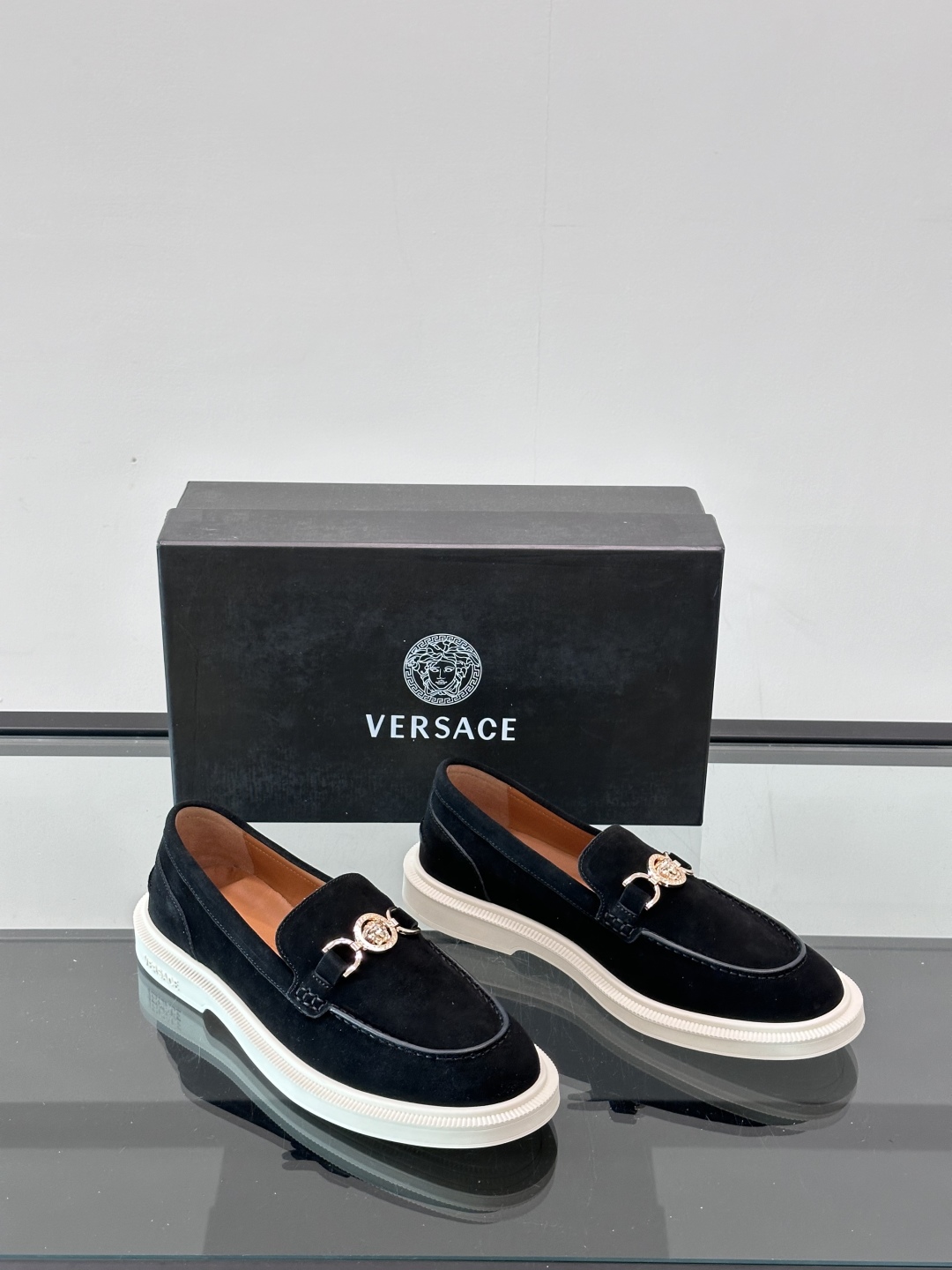 VERSACE范思哲2025新款时尚休闲运动男鞋👞！进口麂皮革的材质不仅触感柔软，还散发着低调的魅力。内