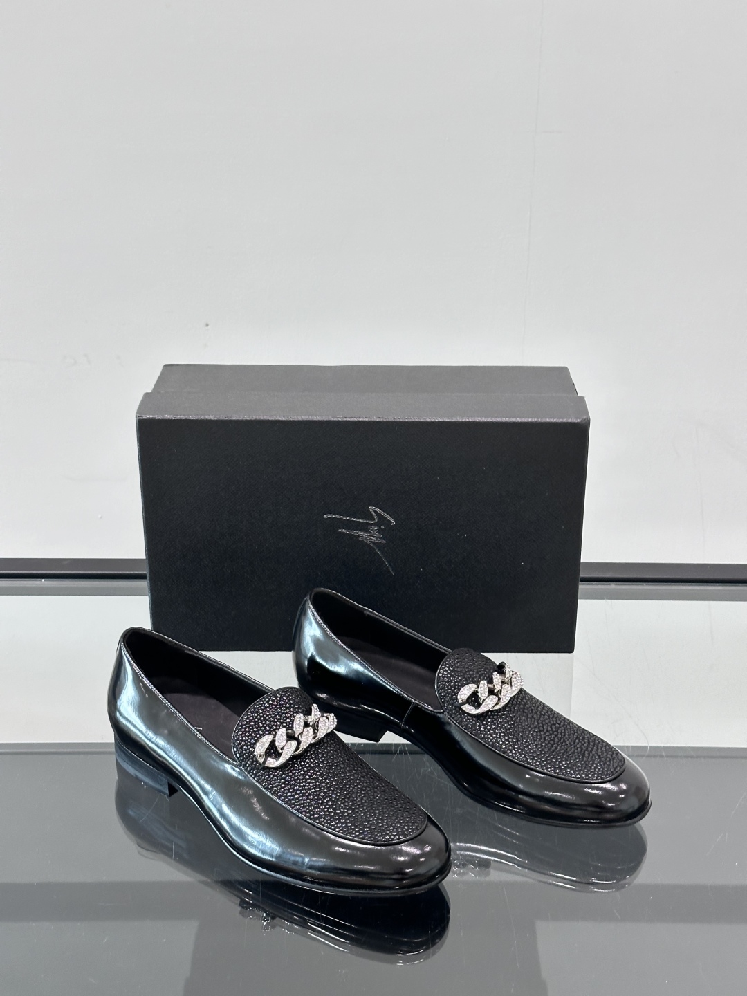 GIUSEPPE ZANOTTI男士皮鞋👞。每一双都在闪闪发光✨✨意大利品牌gz 鞋，高端真皮大底经典男