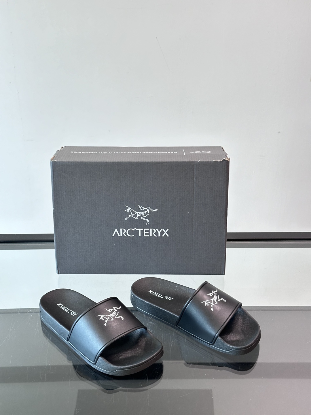 Arcteryx始祖鸟🐦拖鞋凉鞋🩴！夏季必备款，柔软Q弹强烈推介！鞋底很软，上脚轻盈舒适，穿脱方便，颜色