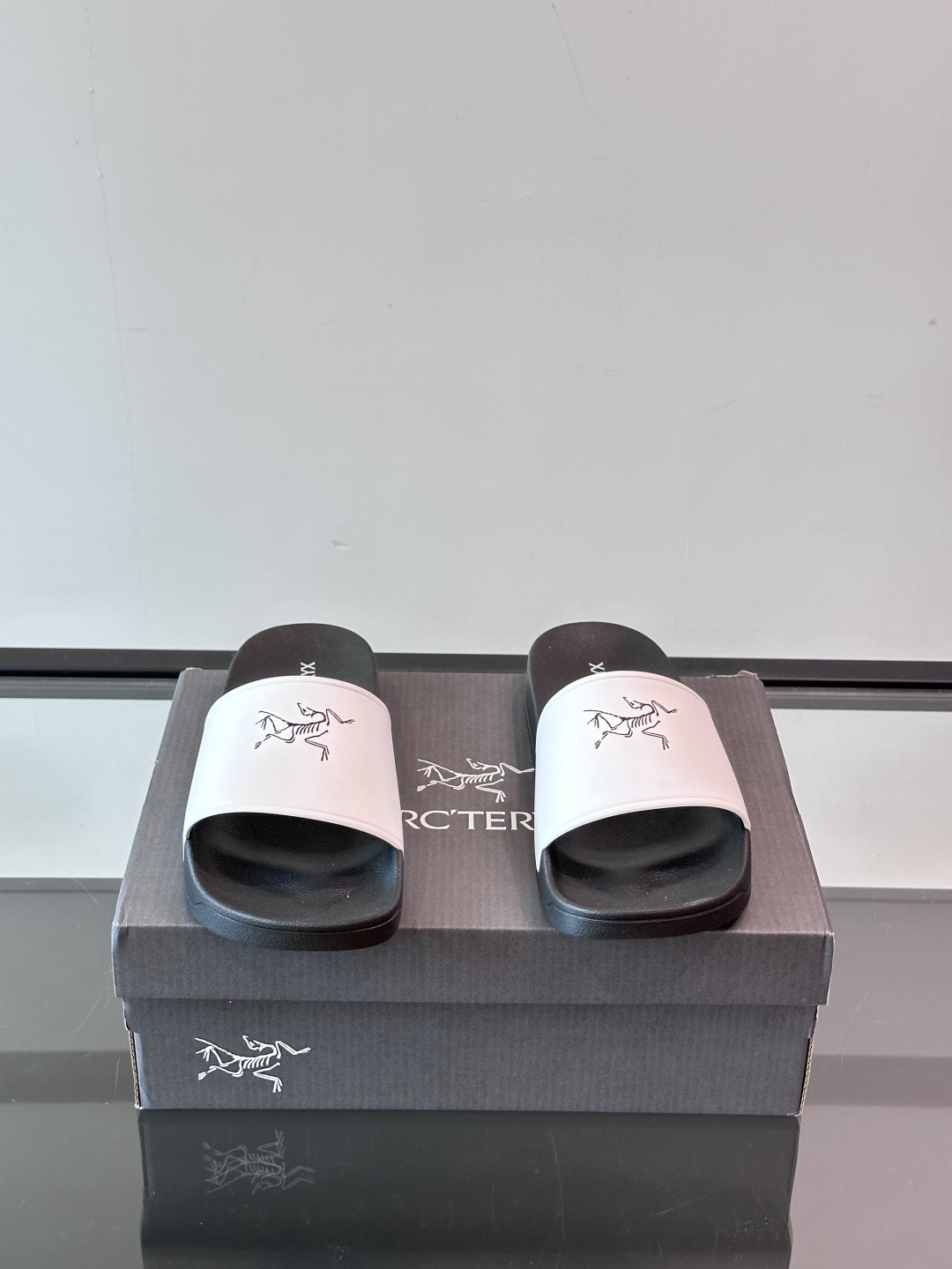 Arcteryx始祖鸟🐦拖鞋凉鞋🩴！夏季必备款，柔软Q弹强烈推介！鞋底很软，上脚轻盈舒适，穿脱方便，颜色