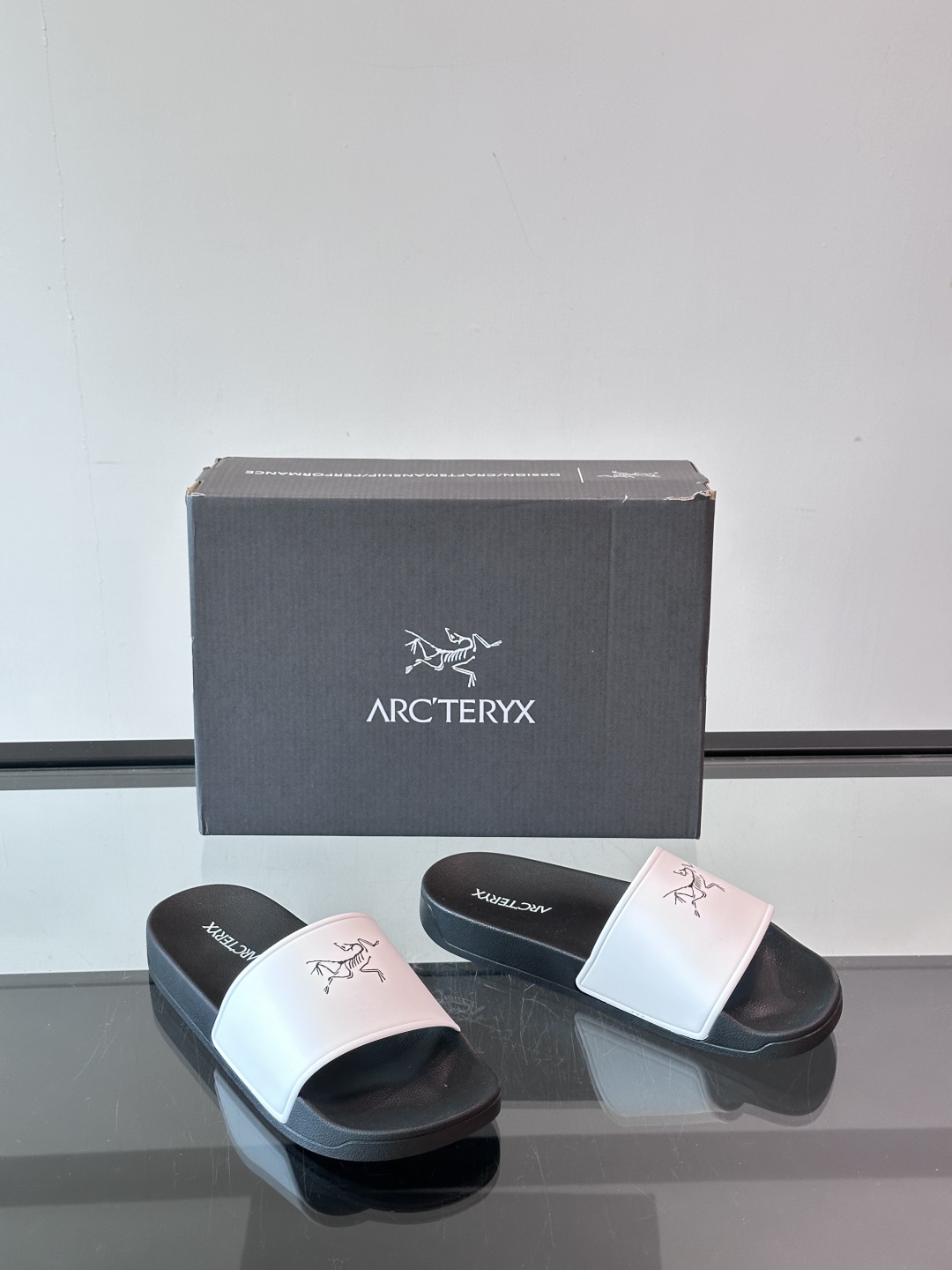 Arcteryx始祖鸟🐦拖鞋凉鞋🩴！夏季必备款，柔软Q弹强烈推介！鞋底很软，上脚轻盈舒适，穿脱方便，颜色