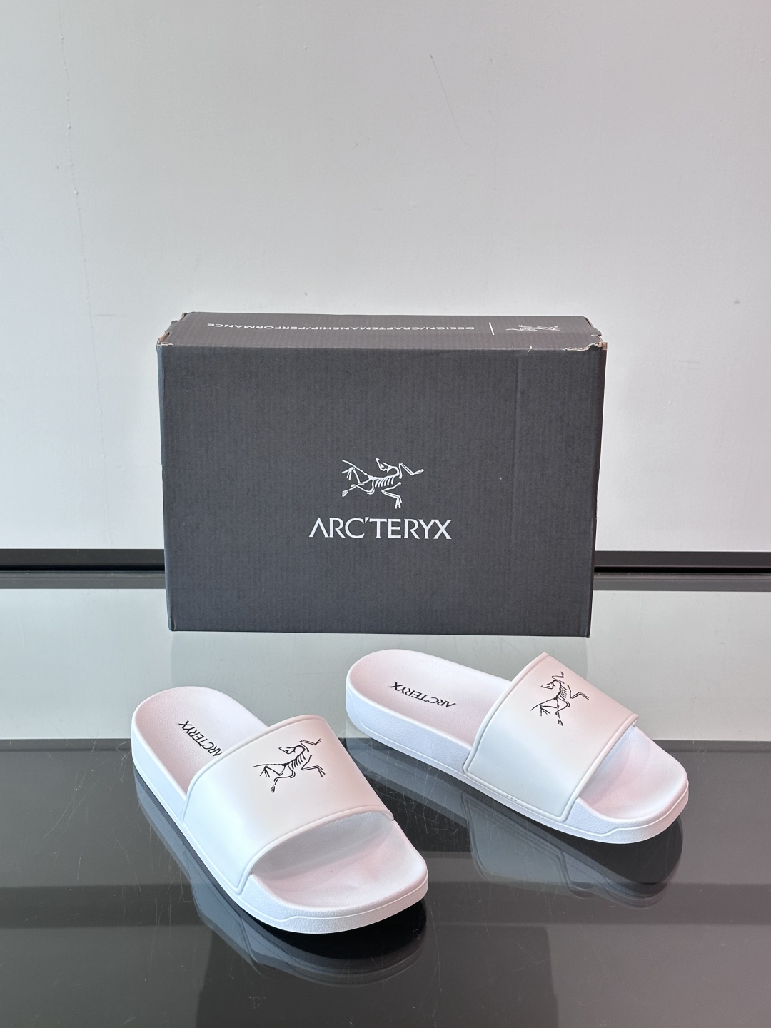 Arcteryx始祖鸟🐦拖鞋凉鞋🩴！夏季必备款，柔软Q弹强烈推介！鞋底很软，上脚轻盈舒适，穿脱方便，颜色