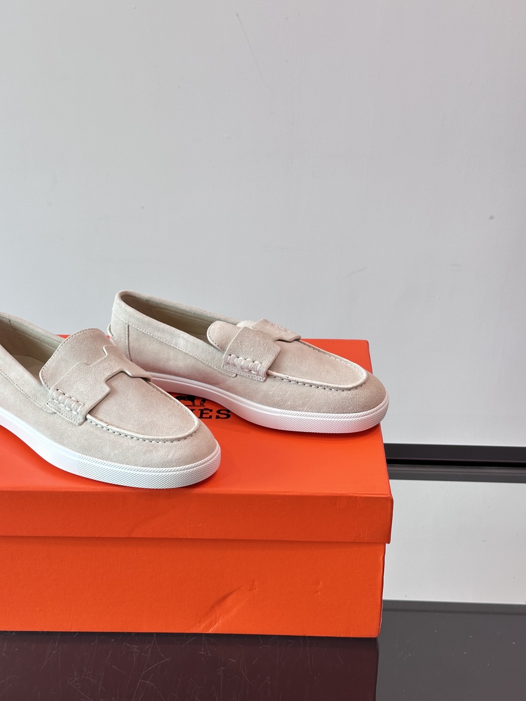 爱马仕 Job乐福鞋 👞麂皮山羊皮乐福鞋，搭配橡胶鞋底，经典“H”型鞋面。
款式穿着感受舒适，打造休闲都