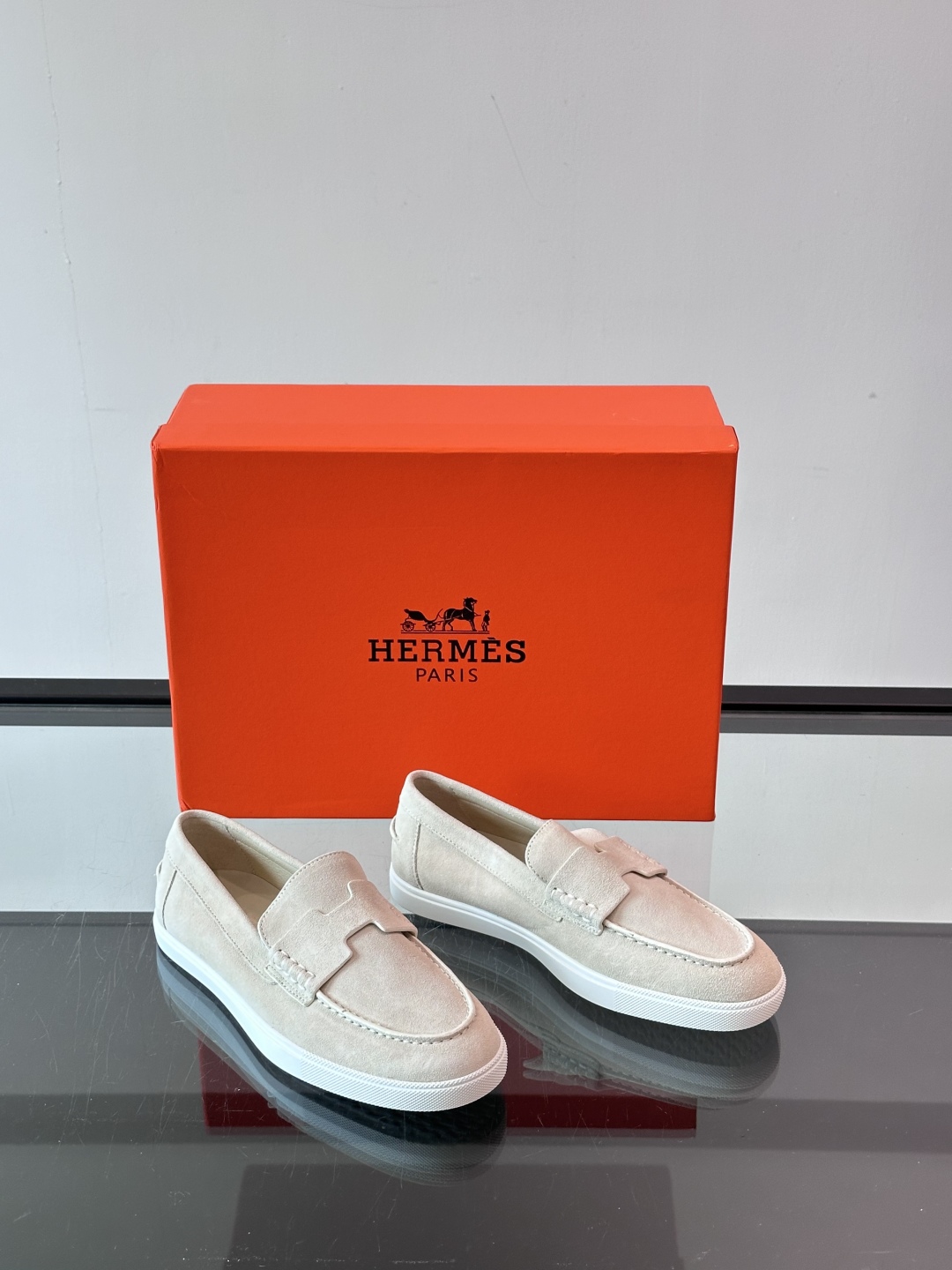爱马仕 Job乐福鞋 👞麂皮山羊皮乐福鞋，搭配橡胶鞋底，经典“H”型鞋面。
款式穿着感受舒适，打造休闲都
