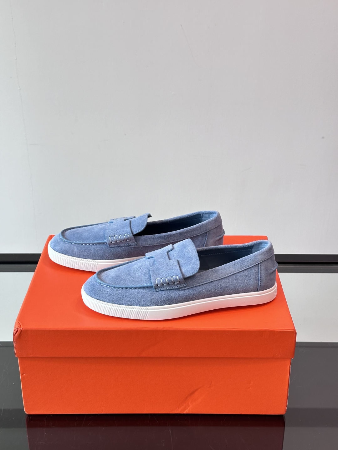 爱马仕 Job乐福鞋 👞麂皮山羊皮乐福鞋，搭配橡胶鞋底，经典“H”型鞋面。
款式穿着感受舒适，打造休闲都