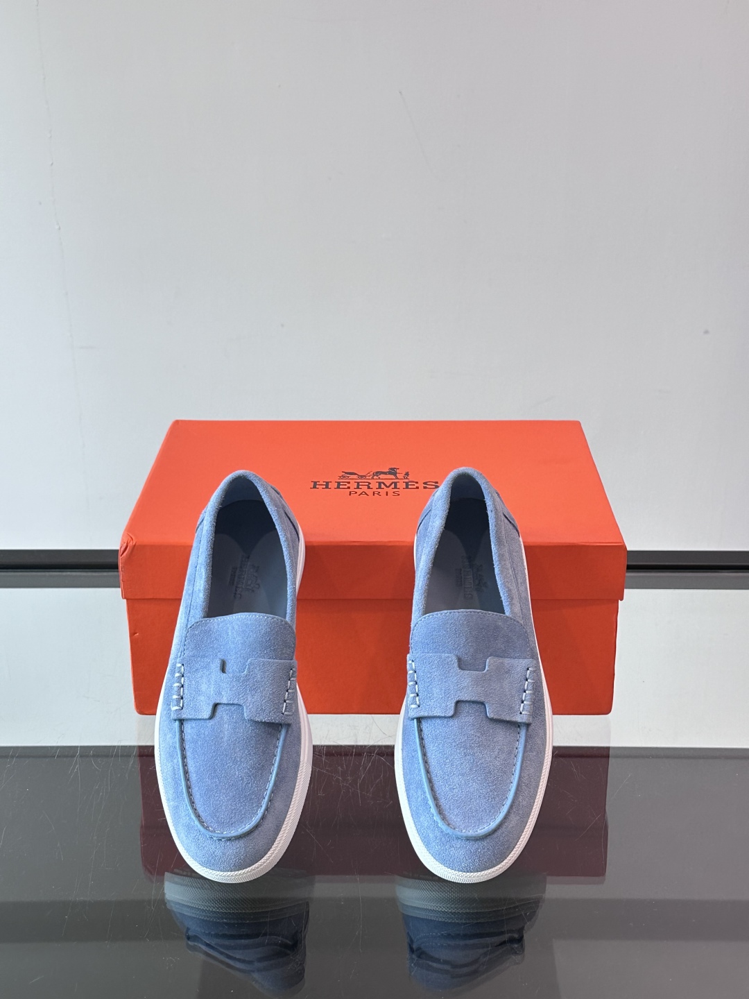爱马仕 Job乐福鞋 👞麂皮山羊皮乐福鞋，搭配橡胶鞋底，经典“H”型鞋面。
款式穿着感受舒适，打造休闲都