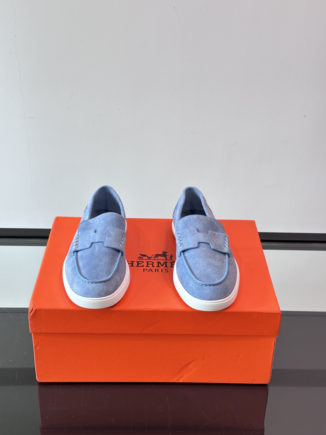 爱马仕 Job乐福鞋 👞麂皮山羊皮乐福鞋，搭配橡胶鞋底，经典“H”型鞋面。
款式穿着感受舒适，打造休闲都
