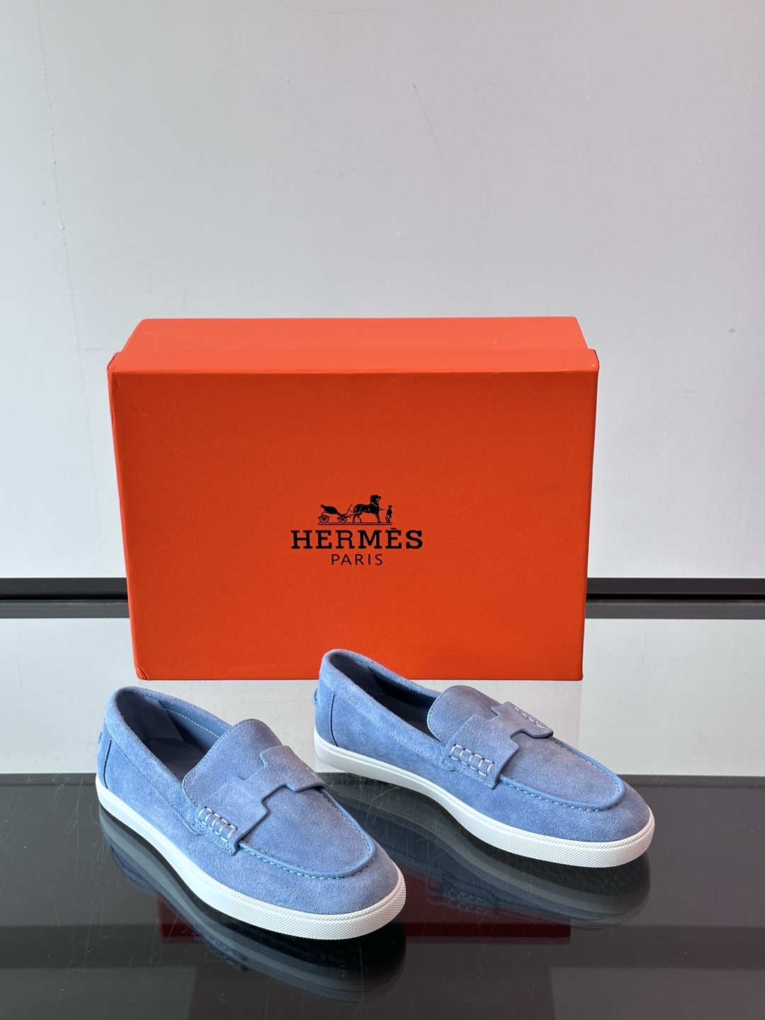 爱马仕 Job乐福鞋 👞麂皮山羊皮乐福鞋，搭配橡胶鞋底，经典“H”型鞋面。
款式穿着感受舒适，打造休闲都