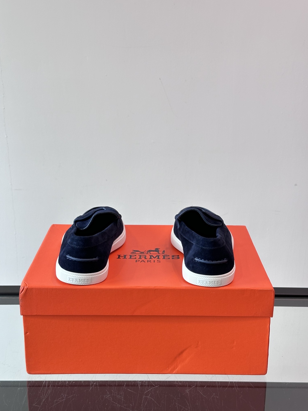 爱马仕 Job乐福鞋 👞麂皮山羊皮乐福鞋，搭配橡胶鞋底，经典“H”型鞋面。
款式穿着感受舒适，打造休闲都