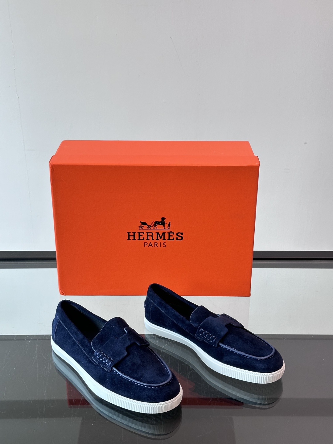爱马仕 Job乐福鞋 👞麂皮山羊皮乐福鞋，搭配橡胶鞋底，经典“H”型鞋面。
款式穿着感受舒适，打造休闲都