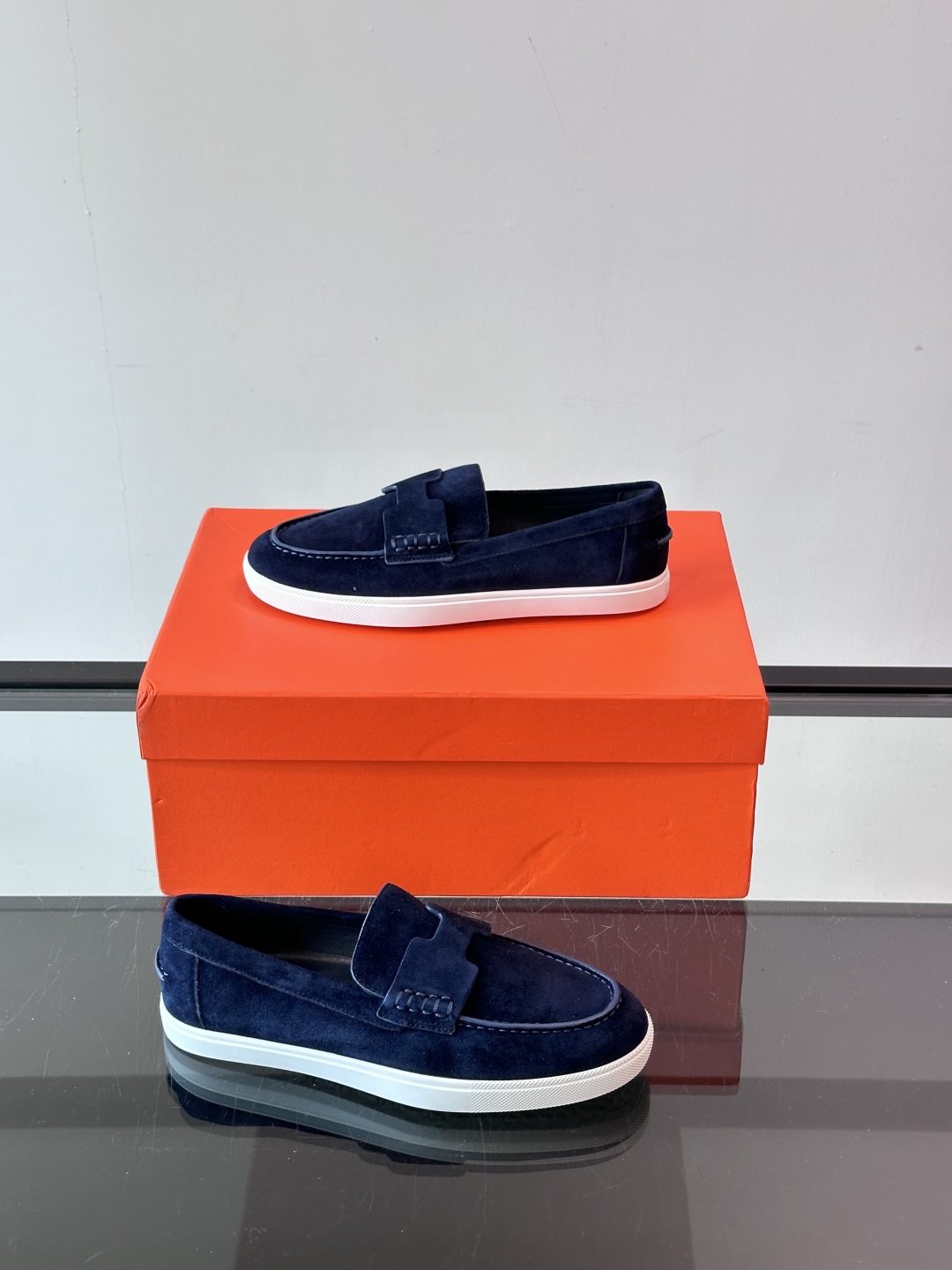 爱马仕 Job乐福鞋 👞麂皮山羊皮乐福鞋，搭配橡胶鞋底，经典“H”型鞋面。
款式穿着感受舒适，打造休闲都