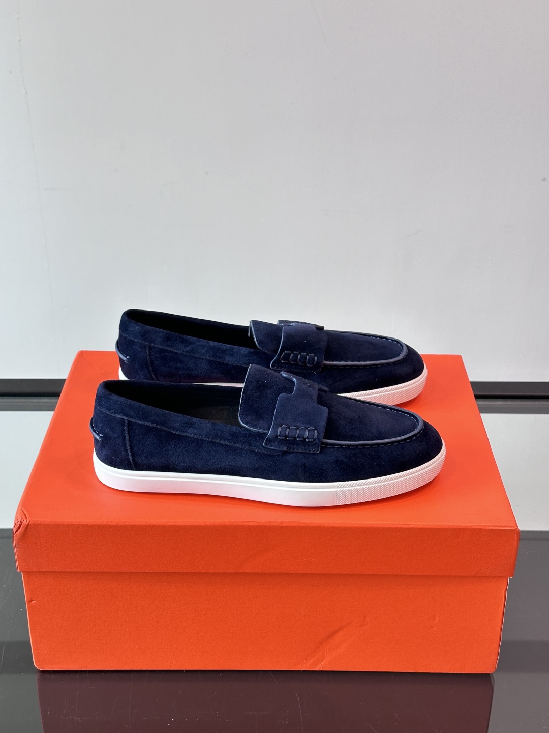 爱马仕 Job乐福鞋 👞麂皮山羊皮乐福鞋，搭配橡胶鞋底，经典“H”型鞋面。
款式穿着感受舒适，打造休闲都
