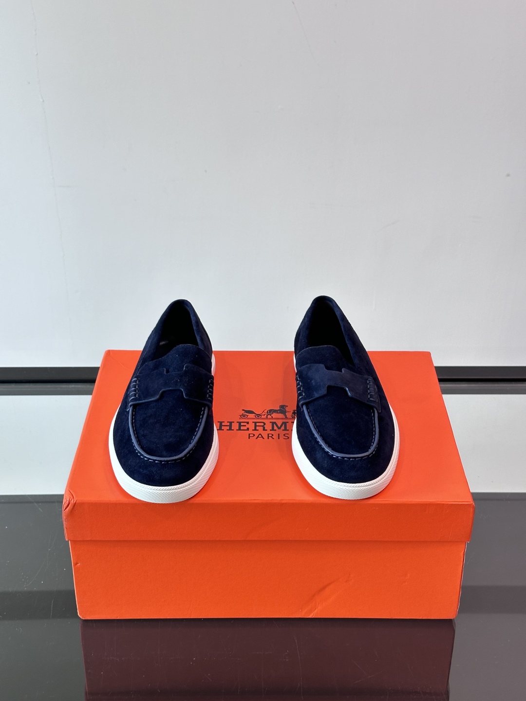 爱马仕 Job乐福鞋 👞麂皮山羊皮乐福鞋，搭配橡胶鞋底，经典“H”型鞋面。
款式穿着感受舒适，打造休闲都