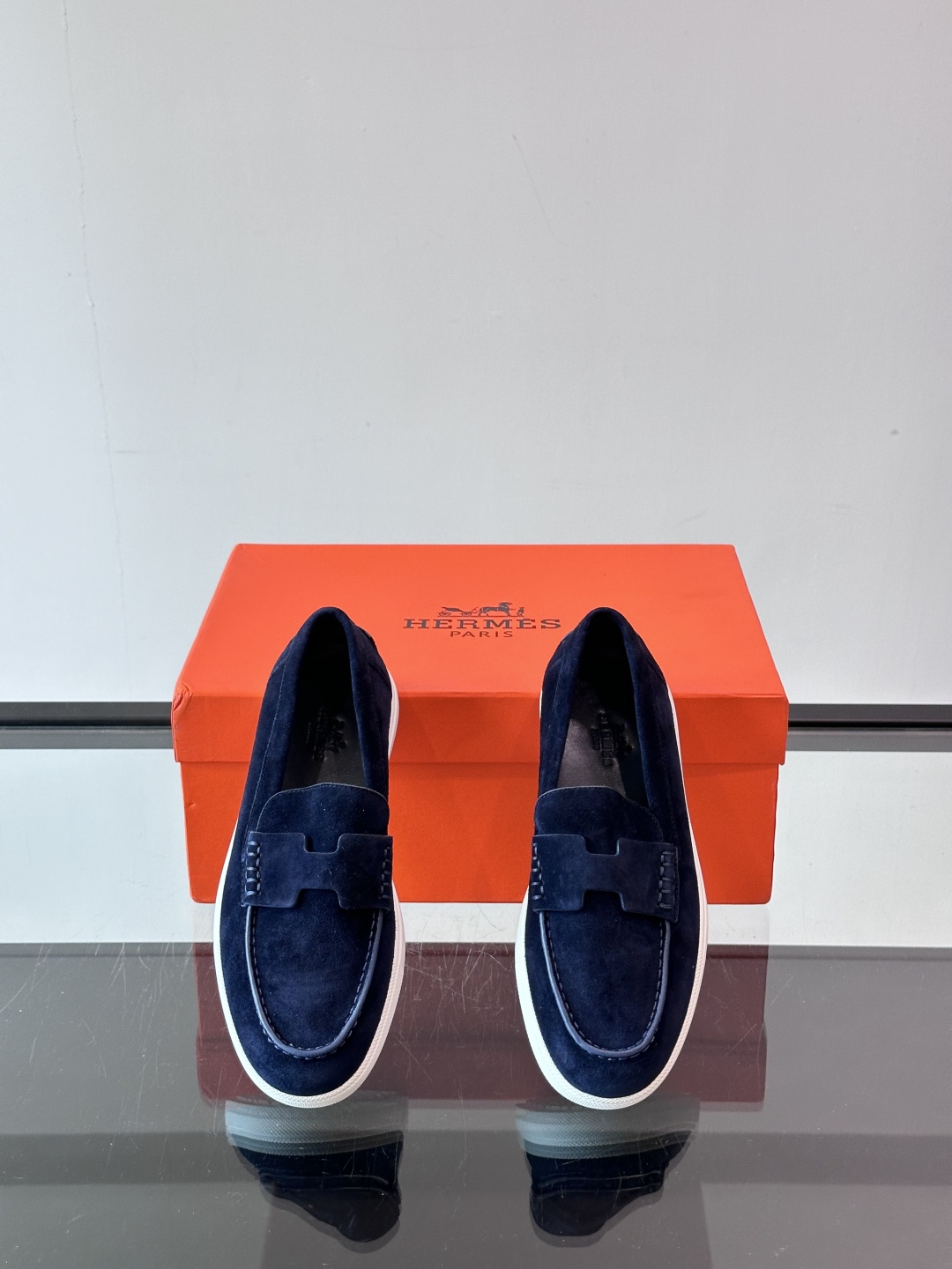 爱马仕 Job乐福鞋 👞麂皮山羊皮乐福鞋，搭配橡胶鞋底，经典“H”型鞋面。
款式穿着感受舒适，打造休闲都