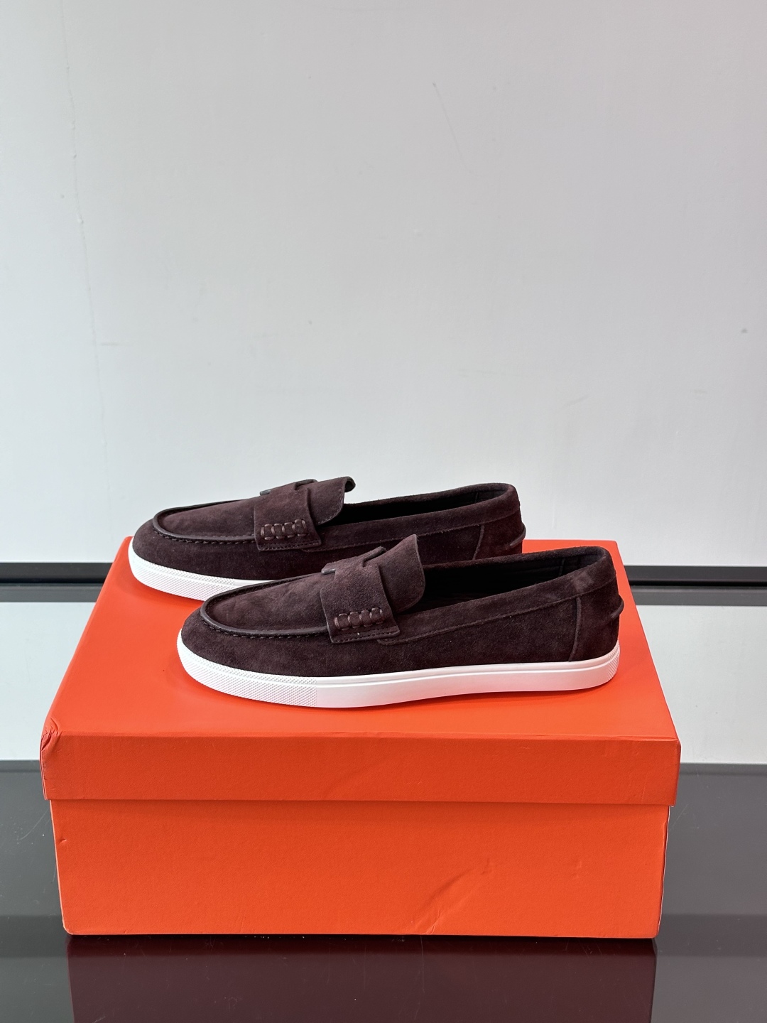爱马仕 Job乐福鞋 👞麂皮山羊皮乐福鞋，搭配橡胶鞋底，经典“H”型鞋面。
款式穿着感受舒适，打造休闲都