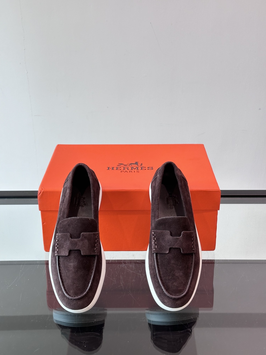 爱马仕 Job乐福鞋 👞麂皮山羊皮乐福鞋，搭配橡胶鞋底，经典“H”型鞋面。
款式穿着感受舒适，打造休闲都